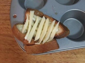 step8: 最後擺上起司條；入烤箱180度烤15分鐘後，關下火留上火再烤2分鐘，讓起司上色即可。