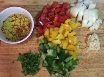 step5: 趁煮蝦時處理蔬菜類；蕃紅花冷水泡著；甜椒、洋蔥切丁；巴西里葉切碎；蒜頭切末；