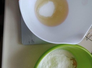 step1: 先把蛋分開蛋白同蛋黃，先處理蛋黃，加少許鹽，奶同雲呢拿油搞勻，再篩入低筋麵粉搞勻備用。