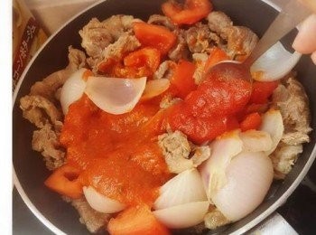 step10: 最後加入茄膏及茄醬，並混和。