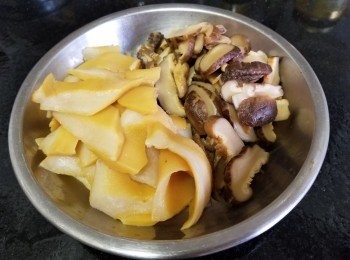 step3: 將螺片，冬菇切片備用