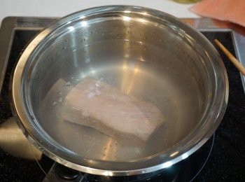 step3: 火腿放入清水中煲十至十五分，熄火後撈起切片