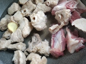 step5: 再將豬肺及排骨頭加二片薑再出水二分鐘(水滾起計二分鐘