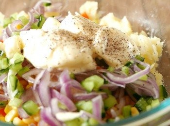 step6: 把甘筍、粟米粒、洋蔥和青瓜加入薯蓉中，加入日式蛋黃醬、壽司醋和黑椒碎拌勻。因洋蔥和青瓜均有鹹味，需要先試味，如不夠鹹可多加點鹽。