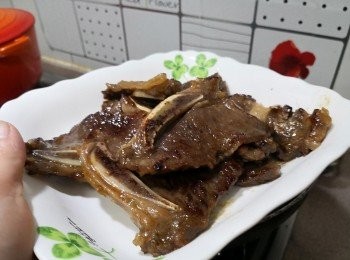 step8: 易潔鑊燒熱一湯匙油， 將牛仔骨煎至 9成熟，盛起