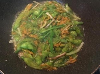 step7: 開鍋試吃，調整鹹度後，撒入蔥綠拌勻即可起鍋。