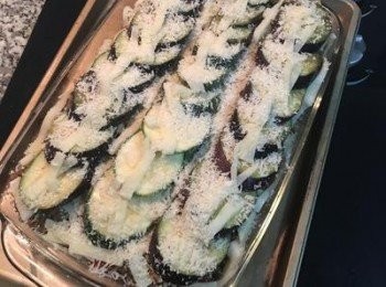 step16: 最後整齊的疊上茄子與櫛瓜片，撒上馬薩瑞拉起司和帕馬森起司，