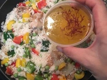 step10: 倒入用量米杯裝量蕃紅花和泡蕃紅花的水再加上<span class="group_3">高湯</span>（等於一杯）；接著再倒入另一杯<span class="group_3">高湯</span>；