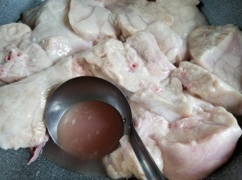 step2: 再切開豬肺一件件,(要大件些少,因為豬肺會縮水)再用白鑊將豬肺出水,一路煮一路筆去血水