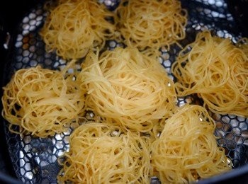 step5: 在平底鍋燒熱4湯匙油，放入蛋炒麵半煎炸至香脆；或用氣炸鍋200度3-4分鐘至香脆。