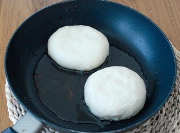 step7: 燒熱鑊後下油，放入麵糰，壓扁 ，用中火煎每邊數分鐘至金黃色即成！