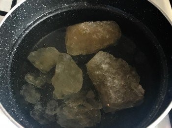 step1: 先將醋及冰糖煮溶後待涼備用。