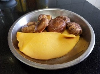 step2: 螺片，冬菇已煲過湯