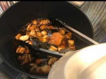 step10: 加入熱滾水，剛好蓋過排骨。