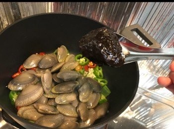 step6: 落一湯匙豆豉蒜蓉醬。