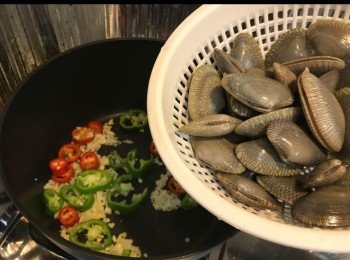 step5: 出香味後，加入花甲。