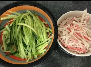 step4: 小青瓜切絲，撕蟹柳成小條。