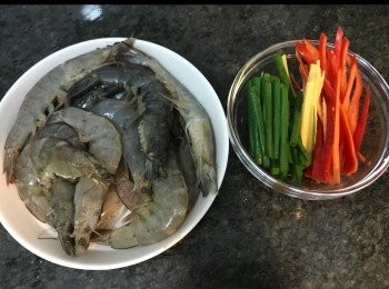 step2: 蝦洗淨去腸，剪尖位，腳及鬚備用。
切薑絲、紅椒絲。
切蔥