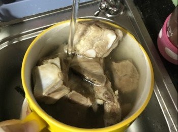 step2: 撈出過水，抹乾
放油，下排骨紅蘿蔔薯仔炒一炒