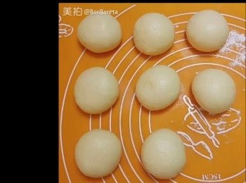 step2: 1.懶人用麵包機打團^^
先將酵母濕的材料放入麵包機，之後湯種，高低麵粉糖鹽。部機打麵粉時差不多形團後放上牛油，之後由部機操作。
 ------------
1.做完基本發酵麵包團後，排氣分成8分團。
2.蓋上保鮮紙等發酵15分鐘
3.5份團做腸仔包，三份團做紫薯包