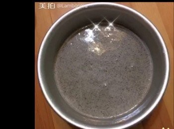 step2: ～用膠刮拌勻至混合再加入魚膠牛奶拌勻。
～將已混合的芝士醬之3分1用另一器皿裝住，混合芝麻粉拌勻
～.另3分2芝士醬倒下一半已雪好餅底的6吋模上加入粗粒OREO餅碎，餅碎集中在中間位置再倒餘下的芝士醬，掃平表面雪30分鐘
.取出芝士餅模倒餘下芝麻芝士漿雪5小時