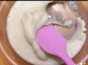 step3: 蒸好取出後，翻動糯米團,待涼備用