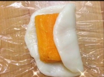 step7: 將糯米皮包上芒果肉。