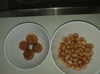 step2: 乾瑤柱浸3小時，花生先用水煮10分鐘熄火再蓋上蓋焗1小時。
8隻咸蛋切半分成16隻。
