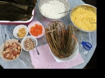 step4: 可以準備包糉，先摺個小兜。