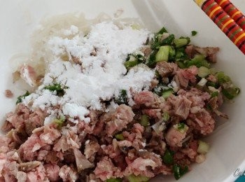 step2: 肉碎, 蔥花, 米粉, 生粉, 雞粉放入大碗撈勻