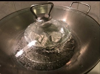 step9: 傳統做法：蓋上錫紙，用鑊大火蒸2-3小時（聽見都O咀！@O@）。。。MayMay 就用Thermos真空煲蒸^~^