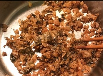 step5: 梅菜清水浸20-30分鐘（視乎梅菜本身的鹹度）
洗淨切碎，1湯匙油起鍋，放梅菜和1湯匙沙湯炒