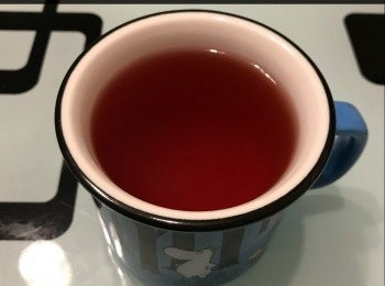 step1: 把牛油果籽洗淨，輕輕在面界一刀，搣甩外面啡色表皮，然後切片用1000ml 水煲30分鐘，便可飲用。