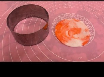 step8: 用桿麵棍桿平， 用一個8cm mousse 圈或其他容器， 再cut一個完整的圓形皮。