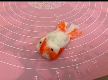 step13: 可以放黑芝麻作眼睛，也可以先放一點顏色麵團作眼睛底部， 再放黑芝麻。