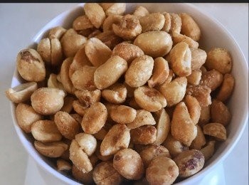 step13: 我用原味沒鹽焗的花生來打碎。