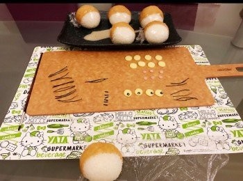 step7: 其他部位， 用紫菜裁成有關位置。