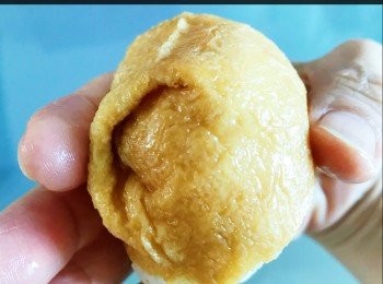 step4: 再用回先前包飯團的保鮮紙再把整顆腐皮壽司包圓擰實。