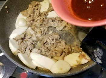 step4: 加入淮山和<span class="group_3">汁料</span>炒勻