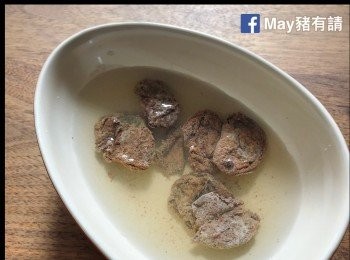 step1: 話梅肉以熱水浸泡至水溫變涼。