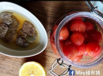 step3: 在冰水中將番茄皮和椗撕去，放於碗或密實瓶內。