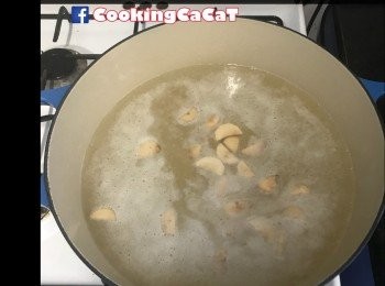 step2: 鍋中加入水及米、瑤柱絲、淮山一起煲至水滾（期間不停攪拌避免痴底）。