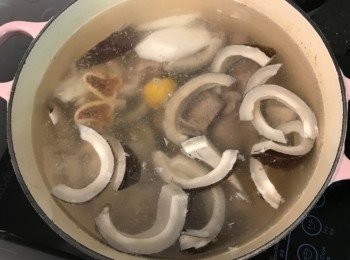 step3: 先將清水煲滾，所有材料放入煲內，大火煲滾15分鐘，轉小火煲兩個半小時，加鹽調味