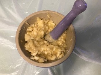 step3: 糖用熱水攪勻
香蕉切塊壓碎