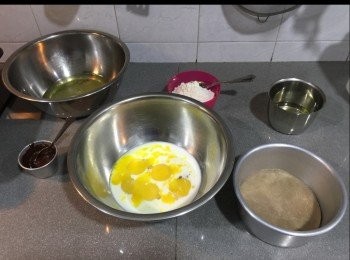 step1: 準備好材料
油放焗爐110-120度加熱，取出靜止10-15秒，篩入全部粉類
蛋黃同牛奶拌勻，加入朱古力面糊