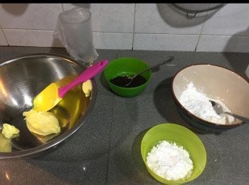 step1: 準備好材料
牛油同糖拌勻，不用打發
篩入全部粉
加入餅碎
放入唧花袋