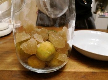 step4: 然後再將冰糖放入，如果冰糖太大舊，必須把它打細些少才放。