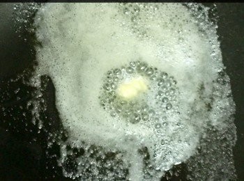 step2: 預熱鍋，加入牛油，直到牛油融化後