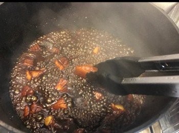 step14: 開蓋。試味。
呢個時候，不夠酸加白醋。
不夠甜加片糖。
(我會夾住細細塊片糖，攪拌一陣，繼續試味，夠甜就夾起片糖)