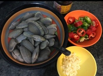 step2: 花甲加鹽浸水，吐沙。約一少時
切蒜蓉。
切尖椒。